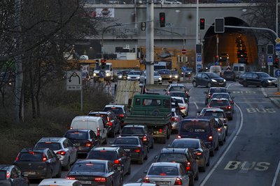 Alltäglicher Stau am Gebhard-Müller-Platz, einem Hauptverkehrsknoten Stuttgarts.