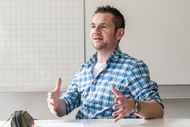 "Die schlechteste Präsenzstunde ist immer noch besser als die beste Stunde Fernunterricht", sagt Lehrer Benjamin Färber. Foto: Jens Volle "Die schlechteste Präsenzstunde ist immer noch besser als die beste Stunde Fernunterricht", sagt Lehrer Benjamin Färber. Foto: Jens Volle