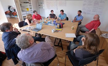 Mit noch leerem Magen am Konferenztisch. Hinten in blau Andreas Marggraf (rechts) und Georg Löwisch, vorne links Ökodiktator-Texter Peter Unfried. Foto: Joachim E. Röttgers 