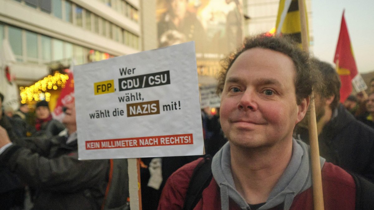 Demo vor dem FDP-Landesverband Baden-Württemberg im Februar 2020, nachdem in Thüringen die FDP und die CDU mit der AfD den FDPler Kemmerich zum Ministerpräsidenten gewählt hatten. Foto: Joachim E. Röttgers