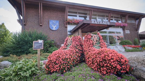 Fuck, es ist ernst, Leute! Nicht nur Socken, sondern rote Schuhe vor dem Rathaus in Schluchsee. Foto: Joachim E. Röttgers Fuck, es ist ernst, Leute! Nicht nur Socken, sondern rote Schuhe vor dem Rathaus in Schluchsee. Foto: Joachim E. Röttgers
