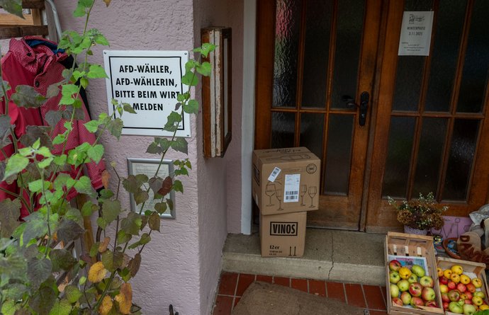 Rechtsaußen soll nicht draußen bleiben, sondern vorsprechen. Rechtsaußen soll nicht draußen bleiben, sondern vorsprechen.