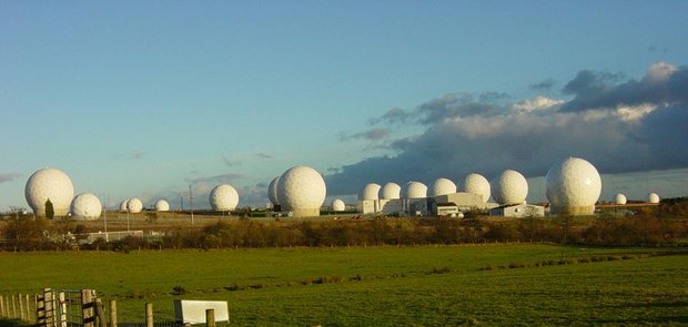 Lauschstation Menwith Hill, England: seit 1966 von der NSA betrieben, laut "Guardian" soll sie 2015 massiv erweitert werden. Foto: Wikipedia