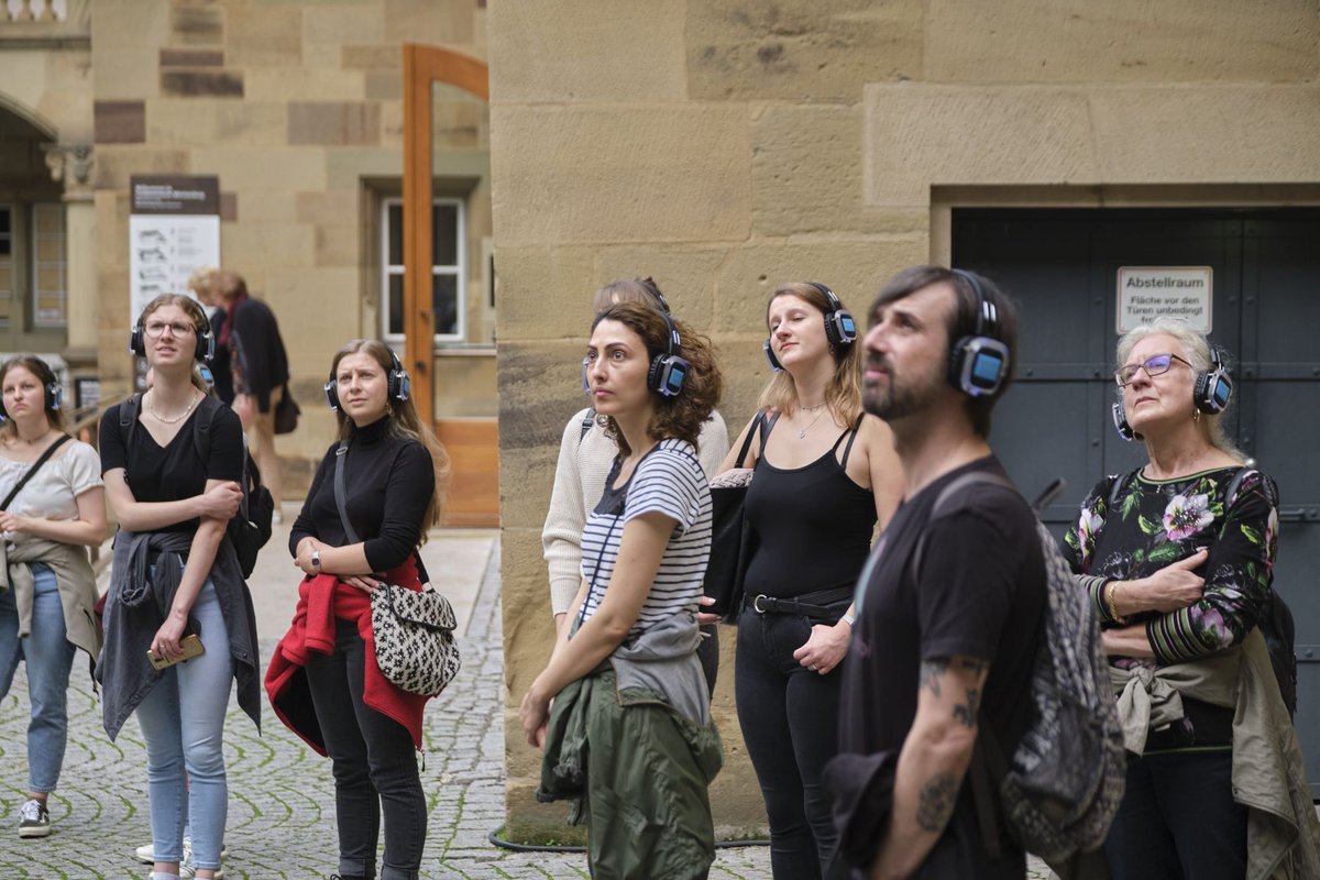 Die Teilnehmer:innen lauschen gespannt: Das alte Schloss in Stuttgart, 1000 Jahre Historie. 