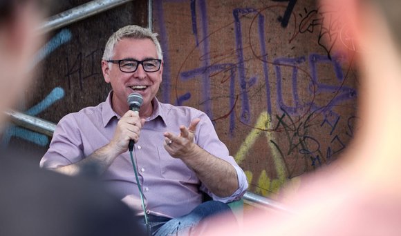 Thorsten Riehle, SPD-Kandidat, auf der Bühne des Kulturzentrums Alter.