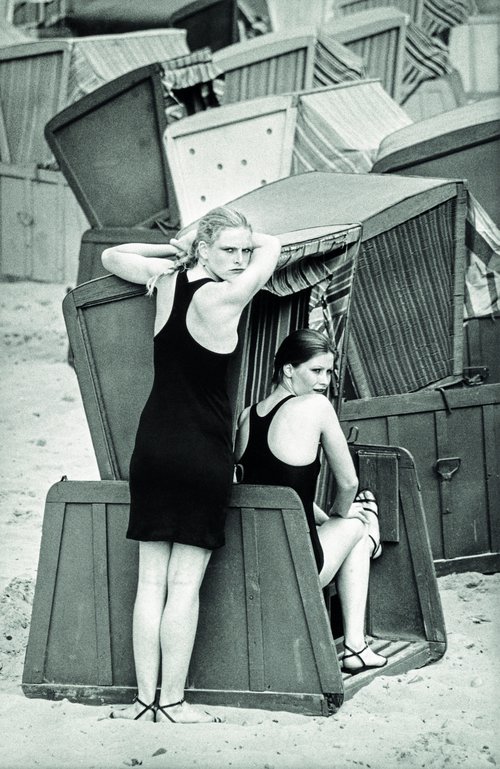 Sibylle Bergemann, "Marisa und Liane", Sellin, Ostsee, 1982. Foto: Estate Sibylle Bergemann Ostkreuz, Courtesy Loock Berlin