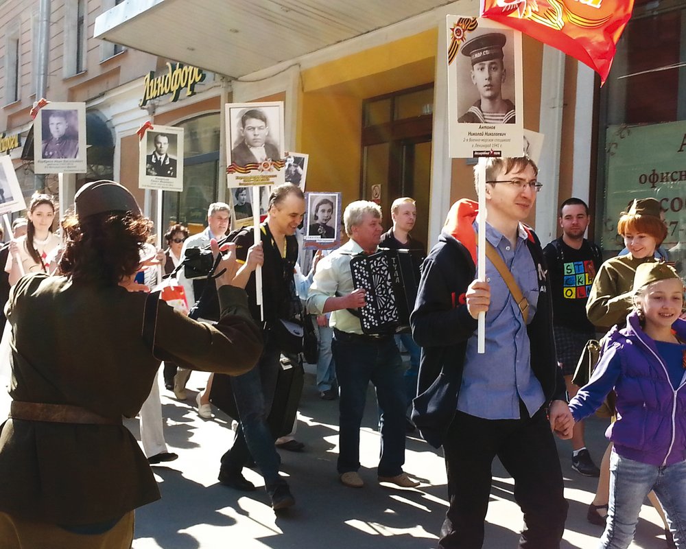 Bilder von Angehörigen, die am "Großen Vaterländischen Krieg" teilgenommen haben: Ein Umzug der Bewegung "Bessmertny Polk".