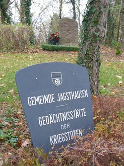 Gedenkstätte der Gemeinde Jagsthausen für die Opfer der Nazidiktatur. Im Hintergrund ein SS-Gedenkstein.