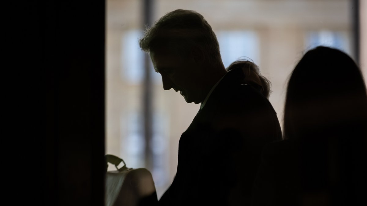 Als Zeuge vor den Untersuchungsausschuss geladen: IdP Andreas Renner an der Pforte des Landtags. Fotos: Julian Rettig