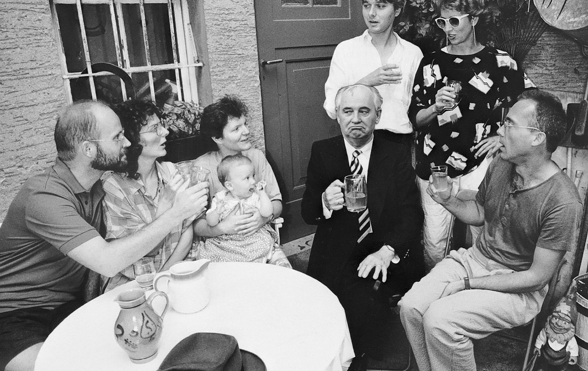 Glasnost? Auf ein Glas Most schaute Gorbatschow einst im roten Stuttgart-Heslach vorbei. Fotos und Montage: Martin Storz Glasnost? Auf ein Glas Most schaute Gorbatschow einst im roten Stuttgart-Heslach vorbei. Fotos und Montage: Martin Storz