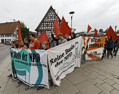 Und dann formiert sich auch noch ein Demozug. Foto: Joachim E. Röttgers