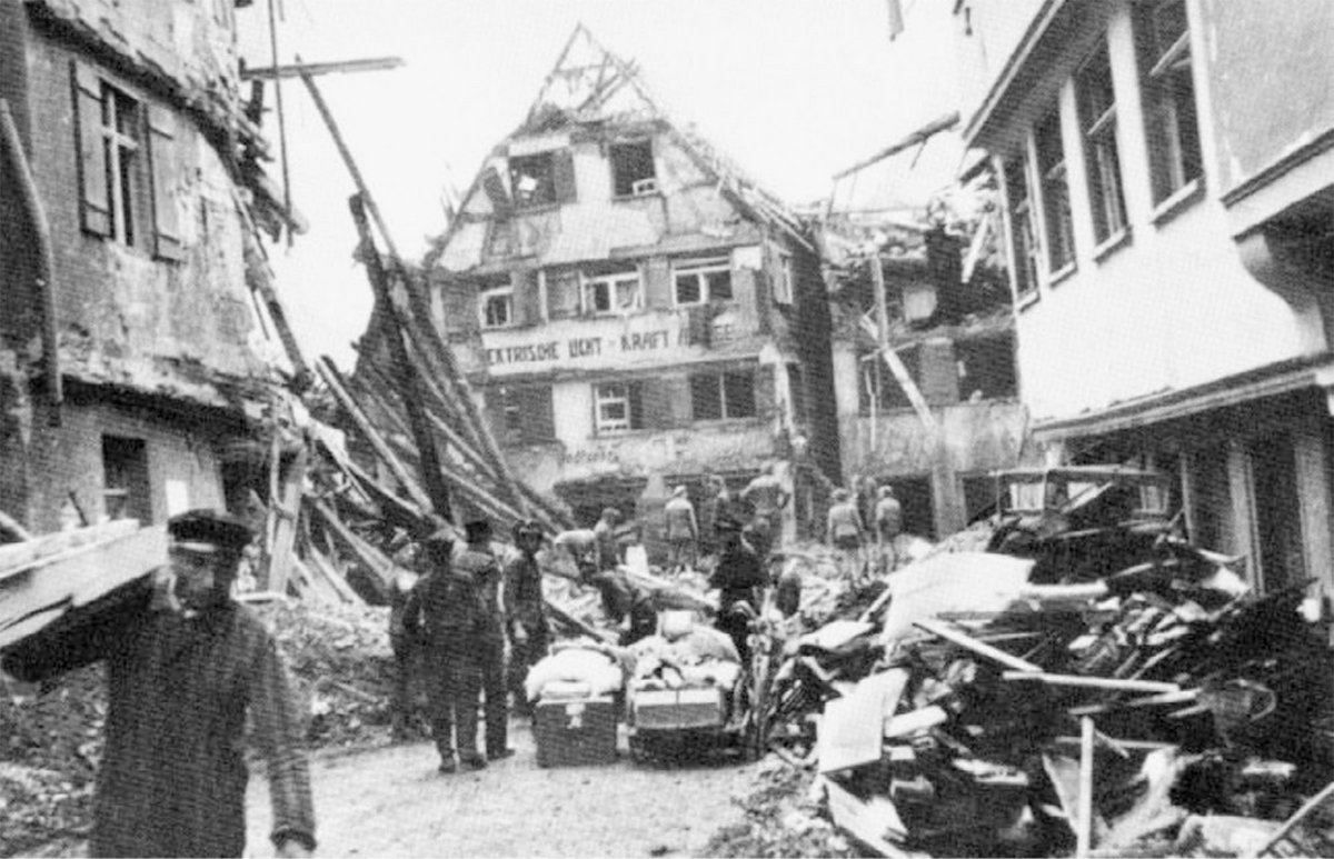 12.4.1945: Amerikanische Flugzeuge werfen 42 Sprengbomben über Biberach ab. 57 Menschen sterben.