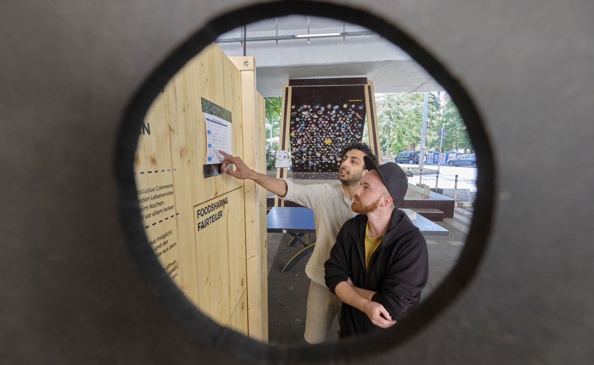 Ali Haji (mit Fingerzeig) und Felix Haußmann schieben auch mal eine 24-Stunden-Schicht unter der Brücke. Fotos: Joachim E. Röttgers