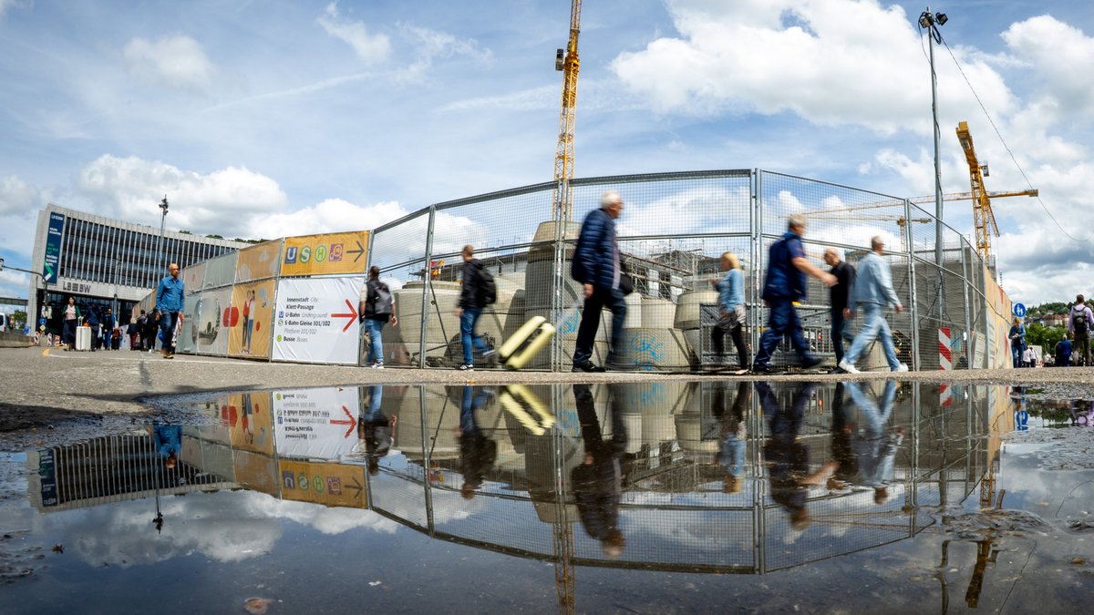 Im Nordosten der Stuttgart-21-Baustelle entlang, hoffend auf schönes Wanderwetter. Fotos: Julian Rettig