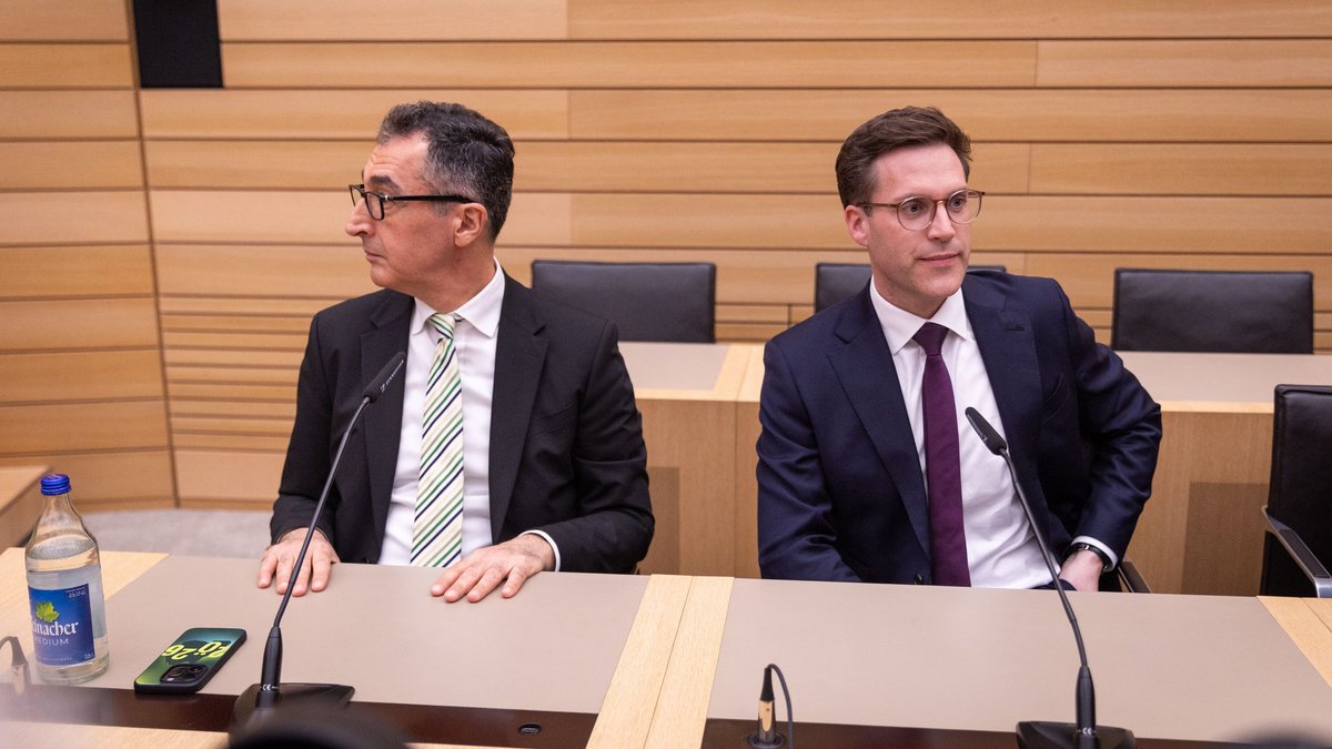 Sie müssen jetzt irgendwie miteinander auskommen: Cem Özdemir und Manuel Hagel. Foto: Julian Rettig