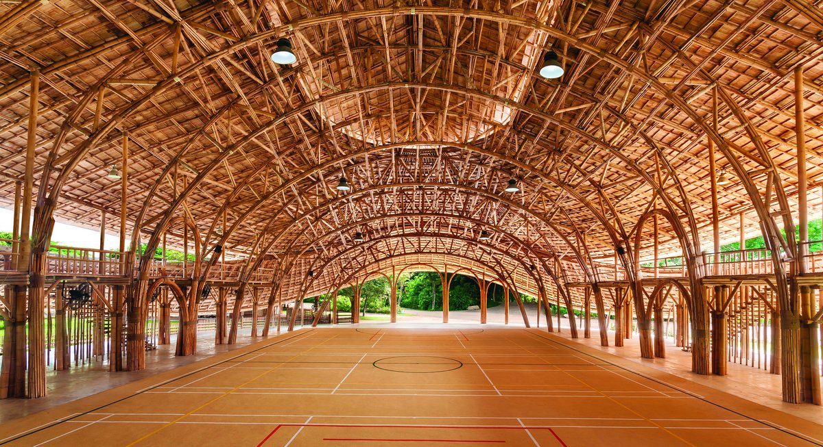 17 Meter überspannt das Bambusdach der Turnhalle in Namprae, Thailand, von Chiangmai Life Architects, Markus Roselieb und Tosapon Sittiwong. Foto: Alberto Cosi