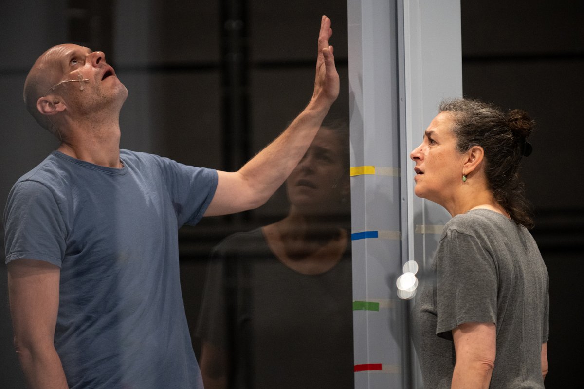 Ob das funktioniert? Plexiglas und bunte Markierungen am Staatstheater. Foto: Björn Klein