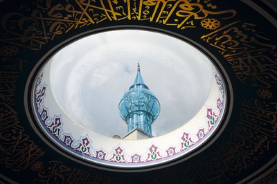 Durch die Glaskuppel der Ulmer Zentrum-Moschee fällt der Blick auf das originelle blau-gläserne Minarett.
