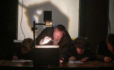 1. Kunst: Nur der Projektor gibt Licht beim Malen im Dunkeln. 1. Kunst: Nur der Projektor gibt Licht beim Malen im Dunkeln.