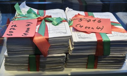 Heute mit Schleife: 24 000 Unterschriften für den Erhalt der WLB.