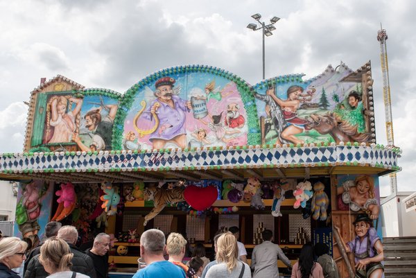 Grabscher und lüsterne Esel beim Dosenwerfen. 