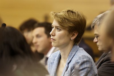 Andrea Lindlohr erinnert daran, dass Grün-Rot viel Geld für Straßen ausgegeben hat.