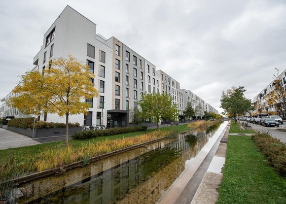 Der Kanal am Langen Anger prägt das Stadtbild. Die Rasenstreifen gehören zu den bedeutenderen Naherholungsgebieten in der Bahnstadt.  Der Kanal am Langen Anger prägt das Stadtbild. Die Rasenstreifen gehören zu den bedeutenderen Naherholungsgebieten in der Bahnstadt.