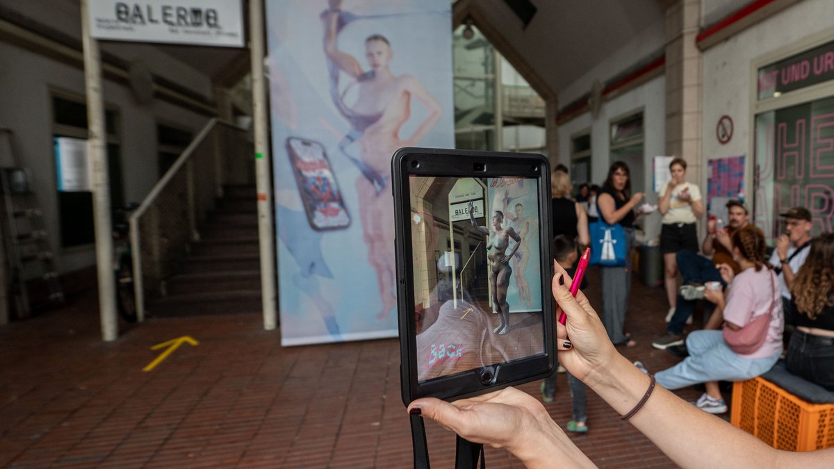 Allapopps audiovisuelle Performance "Hyperlove" in der Cannstatter Schwabenbräu-Passage. Mehr "Current"-Events mit Klick auf den Pfeil.