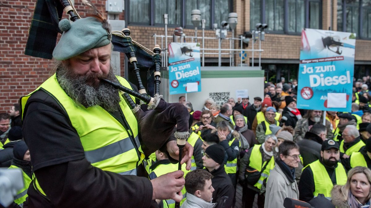 Kein Rattenfänger mit Pfeife: Diesel-Demonstrant mit Dudelsack im Januar 2019 am Stuttgarter Neckartor. Foto: Jens Volle