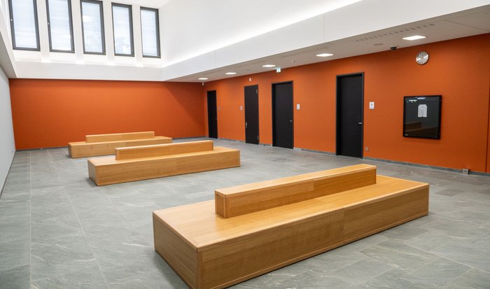 Zum 20. Prozesstag am 26. Juli kommen keine Zuschauer:innen, auch vor dem Saal: Leere. Zum 20. Prozesstag am 26. Juli kommen keine Zuschauer:innen, auch vor dem Saal: Leere.