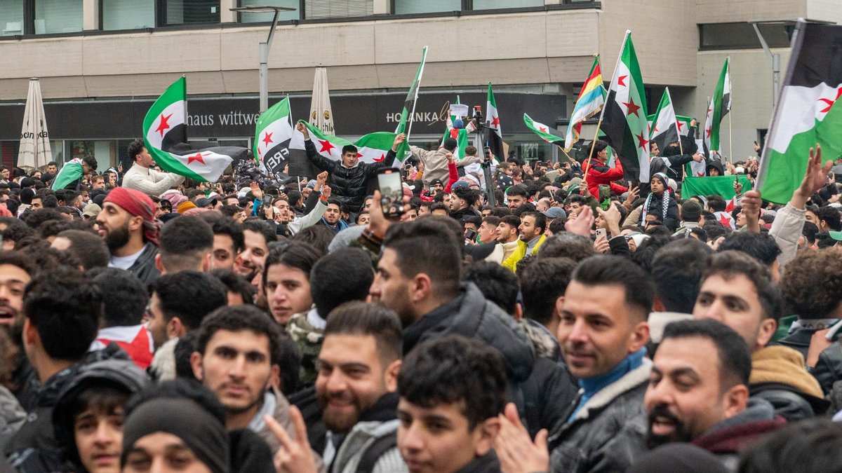 Syrer:innen feiern das Ende des Assad-Regimes, hier am 8. Dezember auf dem Kleinen Schlossplatz in Stuttgart. Foto: Jens Volle