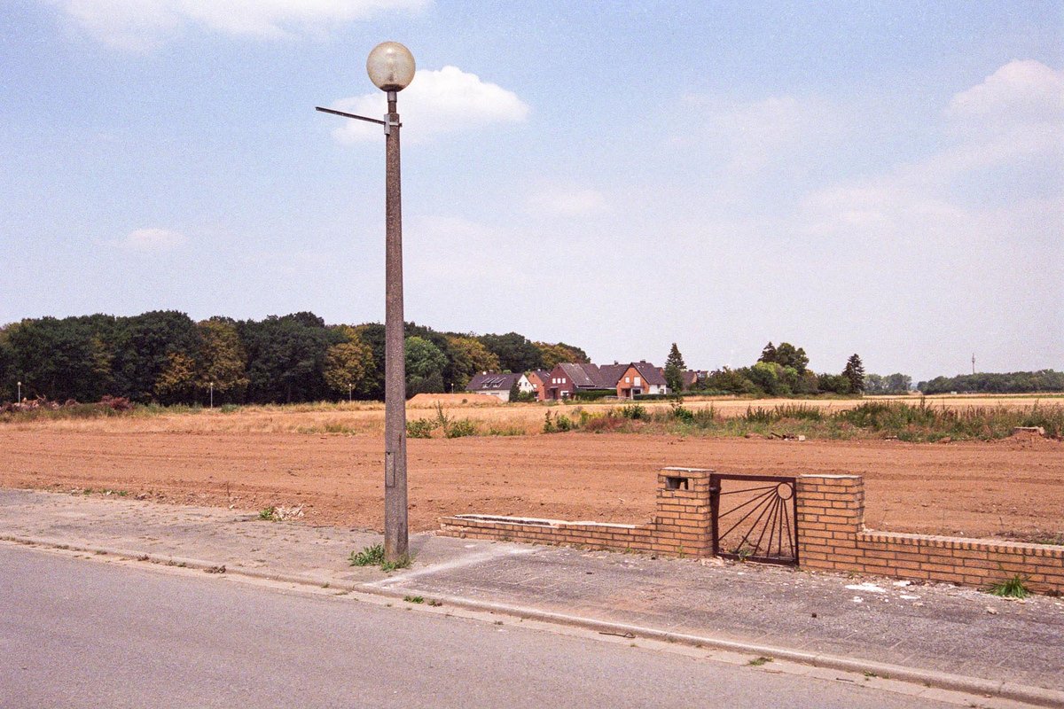 Nur das Gartentor zeigt noch, dass hier mal ein Haus stand. Juli 2018.