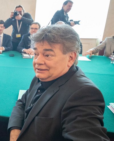 Überfordert oder besonders gewieft? Der grüne Vizekanzler Werner Kogler. Foto: Bundesministerium für Finanzen, <a rel="nofollow" class="external text" href="https://creativecommons.org/licenses/by/2.0/legalcode" target="_blank" class="external-link-new-window">CC BY 2.0</a>, <a rel="nofollow" class="external text" href="https://commons.wikimedia.org/w/index.php?curid=85738747" target="_blank" class="external-link-new-window">Link</a>