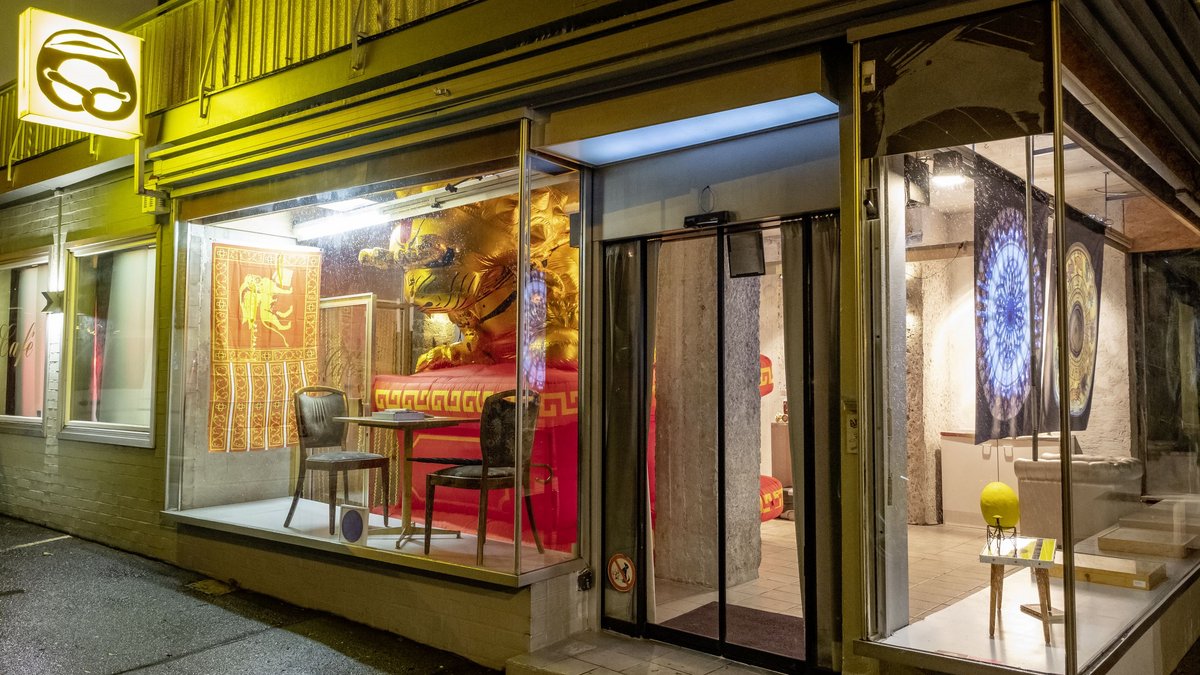 Draußen vor der Tür leuchtet das Backwerk.