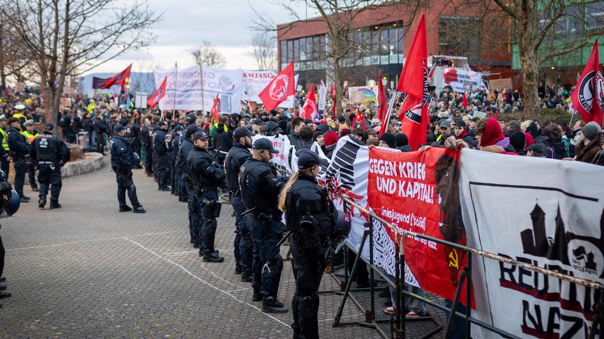 Mehr als 4.000 Gegendemonstrant:innen, abgeschirmt von mehreren Hundert Polizist:innen.