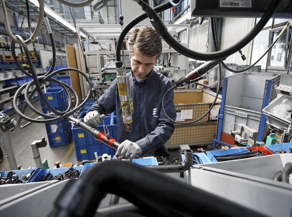 Arbeitsalltag im Gruppenakkord: die Montage von Standheizungen.