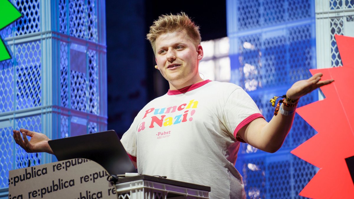 Sebastian "El Hotzo" Hotz hat mal wieder einen Schnellschuss rausgehauen. Foto: Anne Barth/re:publica 23, CC BY-SA 2.0, https://commons.wikimedia.org/w/index.php?curid=133950920