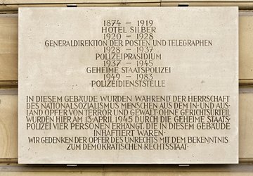 Gedenktafel an der Außenwand.