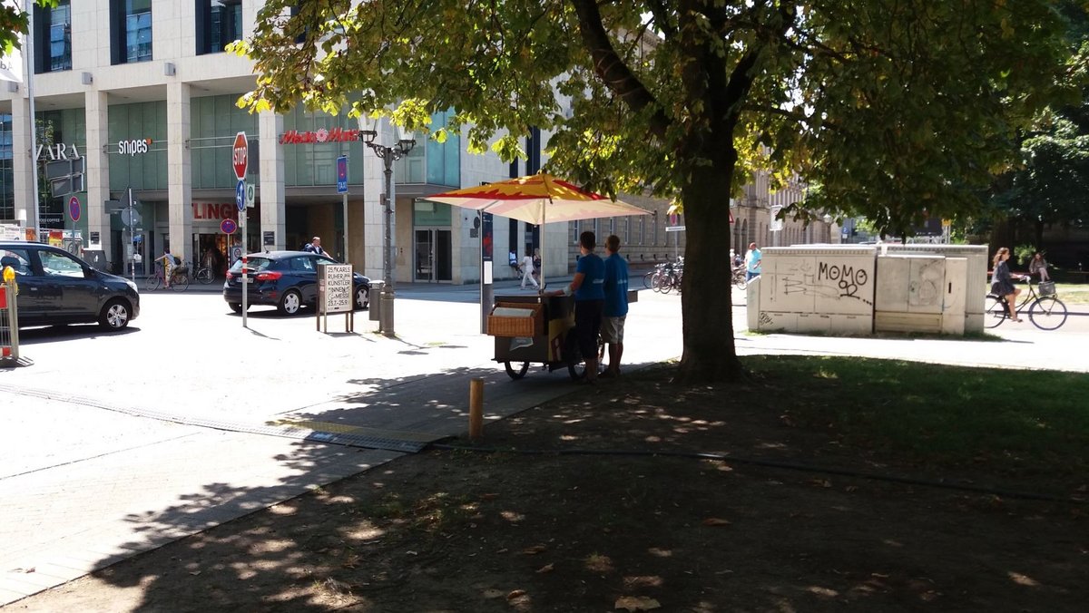 In der Sommerhitze suchen auch die Verkäufer:innen den Schatten der Bäume.