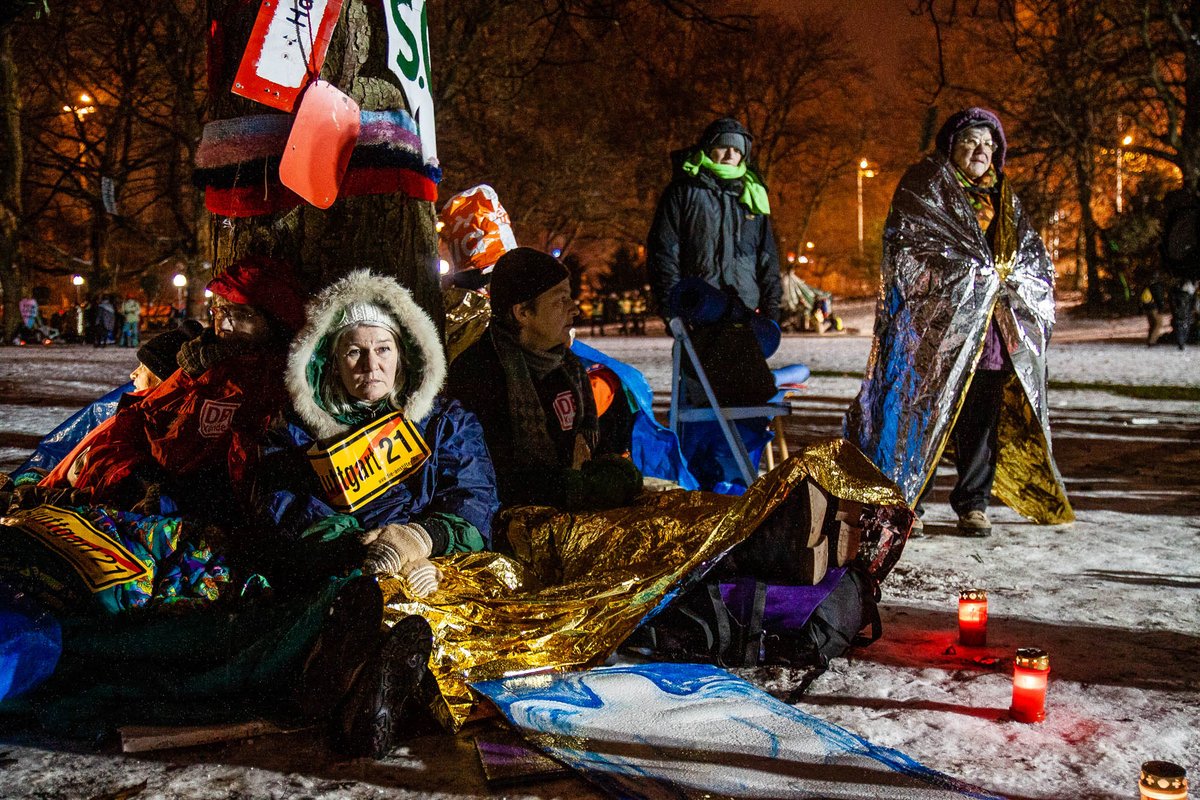 Manche Protestierende halten aus, gruppieren sich um die Bäume.