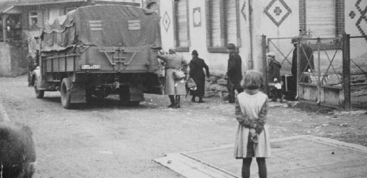 Kurt Maier (2.v.r.) beim Abtransport aus Kippenheim am 22. Oktober 1940. Foto: Förderverein ehemalige Synagoge Kippenheim Kurt Maier (2.v.r.) beim Abtransport aus Kippenheim am 22. Oktober 1940. Foto: Förderverein ehemalige Synagoge Kippenheim