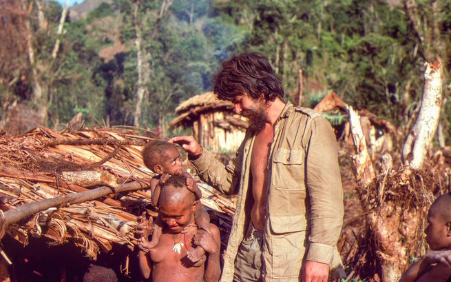 Michel lernt die Sprache, indem er jungen Müttern zuhört.