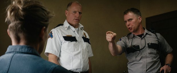 Sheriff Bill Willoughby (Woody Harrelson, Mitte) und Officer Jason Dixon (Sam Rockwell).
