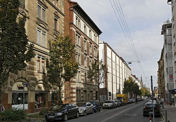 Die Brauerei-Immobilie in der Tübinger Straße 65 (zweites Haus von links). "Leerstand, für den Eigentümer verantwortlich sind, die es einfach nicht nötig haben, zu vermieten oder zu verkaufen." 
