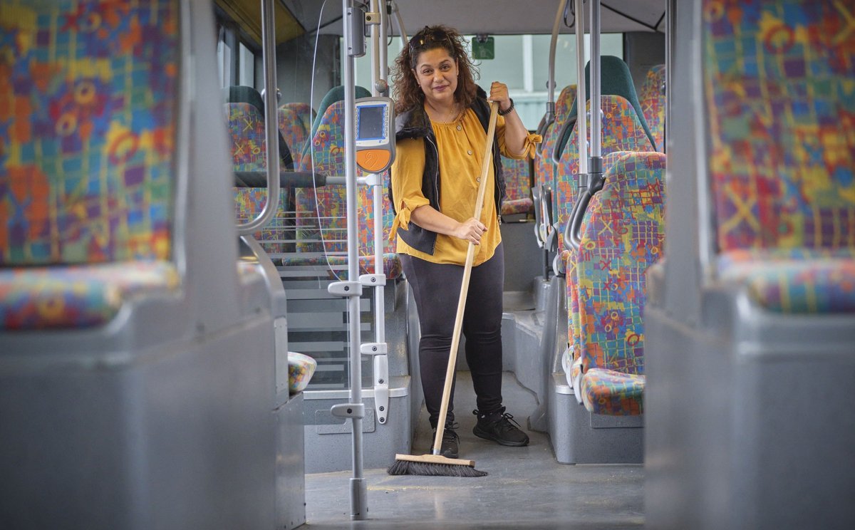 Auch ÖPNV-Nutzer:innen machen Mist: Busfahrerin Margarita Vasilewa beim Kehraus am Ende ihrer Schicht, 12.10.2023.