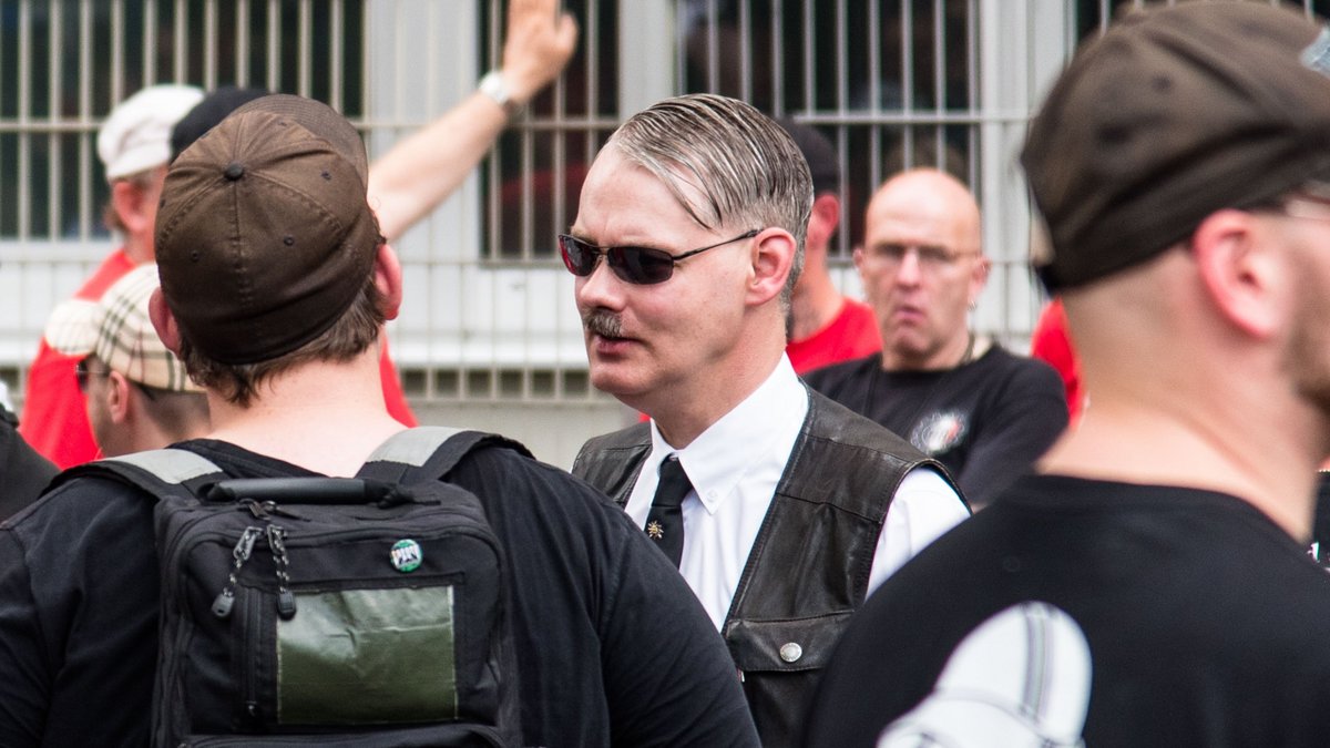 Deutsches Haar, deutscher Bart, offen getragen bei der Neonazidemo "Tag der Deutschen Zukunft" 2017 in Karlsruhe. Foto: Jens Volle