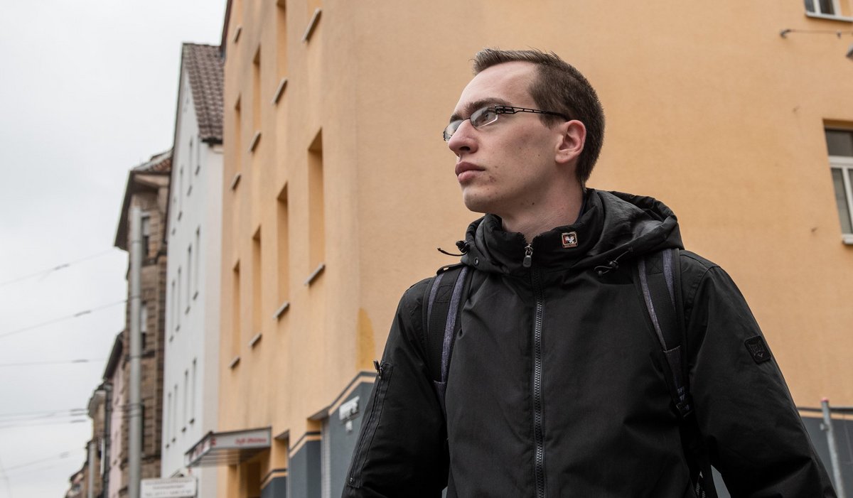 Yannik U. vor dem linken Zentrum Lilo Herrmann, Stuttgart. In Hamburg steht er wegen einer G20-Demo vor Gericht. Fotos: Jens Volle