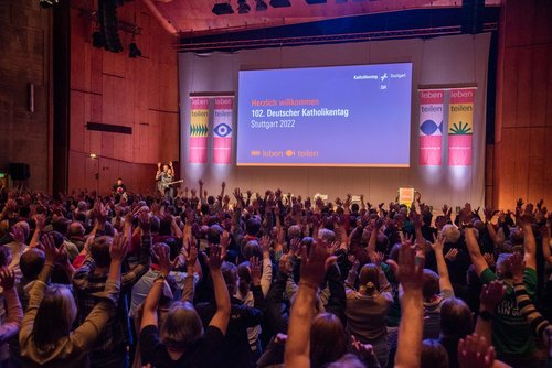 "Zeigt mir Eure Hände!" Gute Stimmung beim Warm-Up.