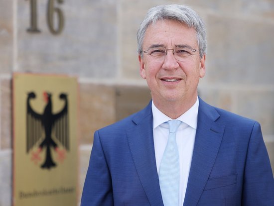 Andreas Mundt, Präsident des Bundeskartellamts, hat mitzubeurteilen, ob eine Übernahme den Wettbewerb verschlechtert. Foto: dpa, Oliver Berg Andreas Mundt, Präsident des Bundeskartellamts, hat mitzubeurteilen, ob eine Übernahme den Wettbewerb verschlechtert. Foto: dpa, Oliver Berg
