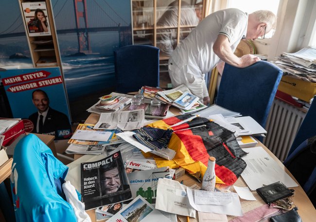 Chaos im Hinterzimmer: Simon auf der vergeblichen Suche nach dem "Grünwähler haben hier Haus-Verbot"-Plakat.
